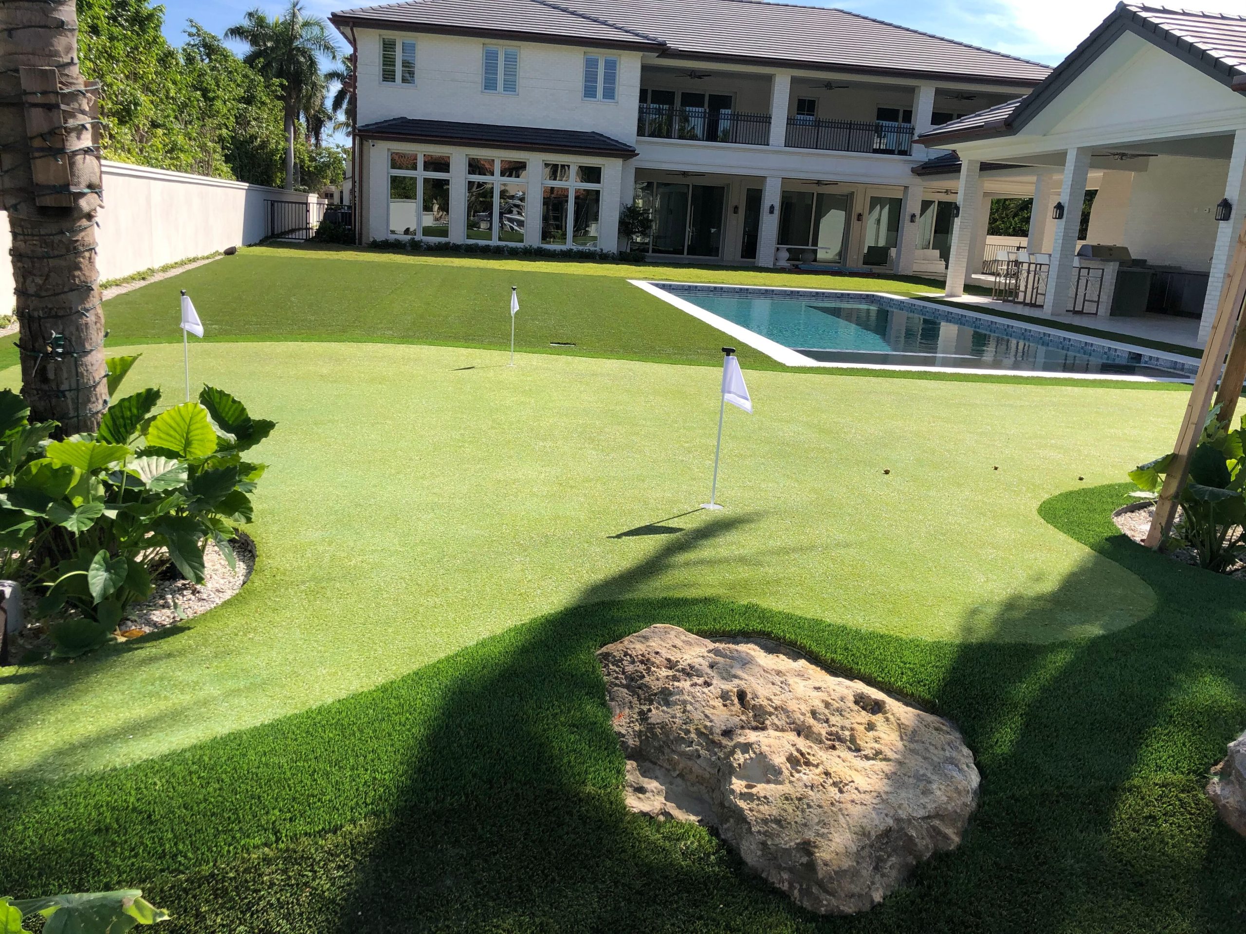 Backyard Artificial Golf Greens Top Benefits For Golf Enthusiasts   Backyardputtinggreen Scaled 